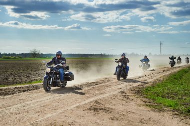 Motorcu sütun kırsal yol boyunca rides