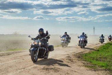 Motorcu sütun kırsal yol boyunca rides