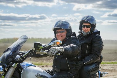 Motorcu sütun kırsal yol boyunca rides