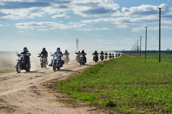 Motorcu sütun kırsal yol boyunca rides