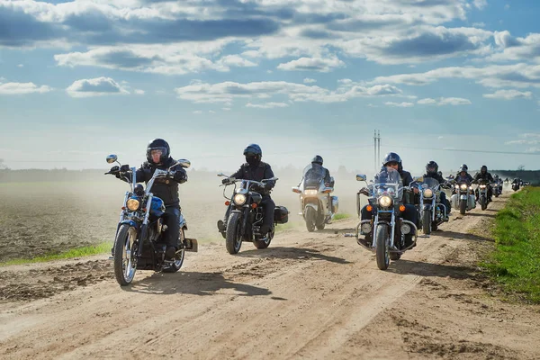 Motorcu sütun kırsal yol boyunca rides