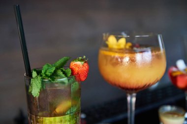 Renkli alkol kokteyl masası.