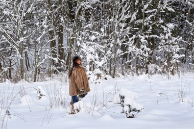 Kız ormanda kar ile çalışır. Beyaz kız