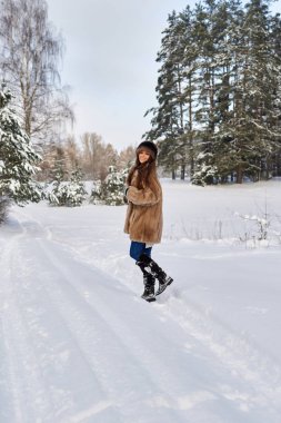 Kız ormanda kar ile çalışır. Beyaz kız