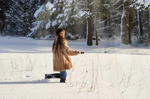 Kız ormanda kar ile çalışır. Beyaz kız