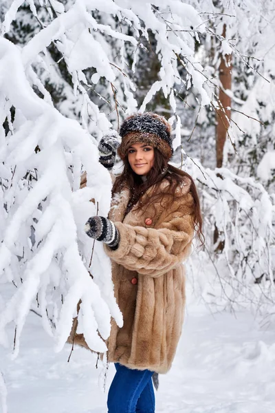 Genç kız kışın açık havada kar keyfi.