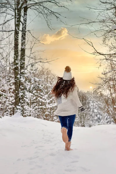 Kız ormanda kar ile çalışır. Beyaz kız