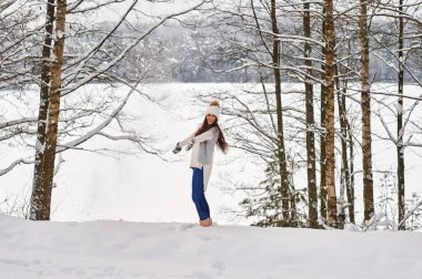 Mutlu güzel esmer karla oynuyor.
