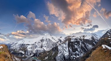 Panoramik dağ günbatımı. Kafkasya Dağları, Georgia. Görünüm fro