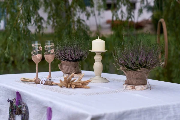 Açık hava şenlikli düğün masası dekorasyonu.