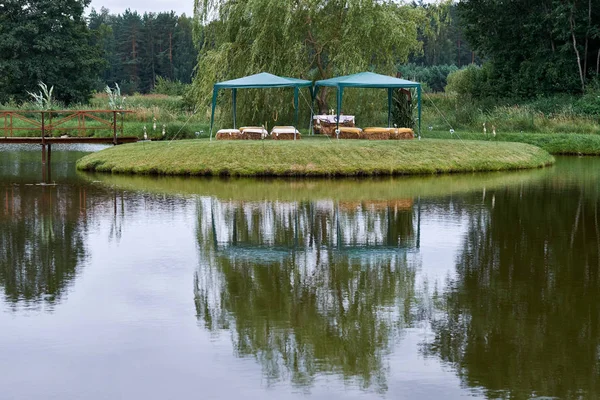 Göl kenarında süslü bir düğün masası..