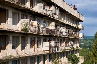 terk edilmiş apartman binaları