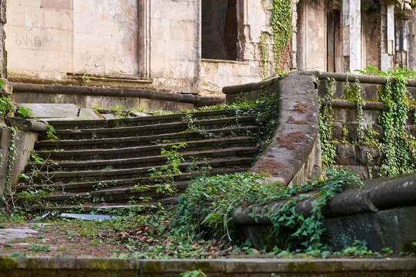 Escalera grande abandonada — Foto de Stock
