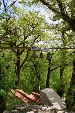 Üç eski bronz çan