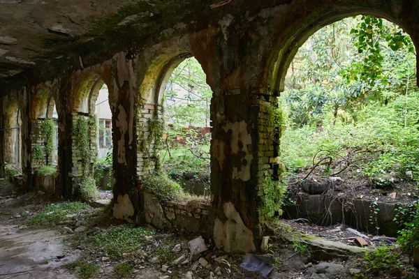 Sanatorios abandonados con bañera de hidromasaje en Georgia — Foto de Stock
