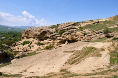 Georgia 'daki antik Uplistsikhe mağara kasabasının manzarası..