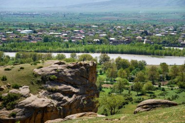 Georgia 'daki antik Uplistsikhe mağara kasabasının manzarası..