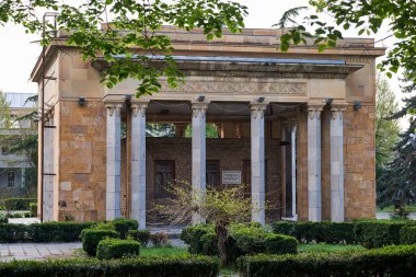 Stalin 'in Evi ve Gürcistan' ın Gori kentindeki Joseph Stalin Müzesi (plakette yazılı).