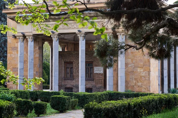 Stalin 'in Evi ve Gürcistan' ın Gori kentindeki Joseph Stalin Müzesi (plakette yazılı).