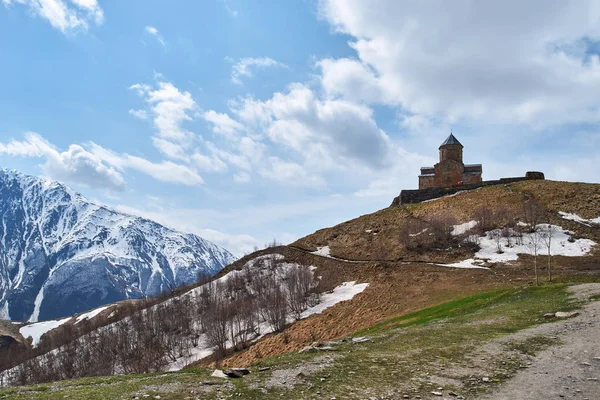 Церква Святої Трійці Високому Пагорбі Селі Гергеті Georgia Caucasus Mountain — стокове фото