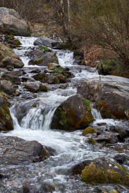 Gveleti Şelalesi, Gürcistan 'daki Kafkasya Dağları. Kafkasya Dağı manzarası.
