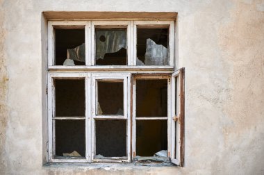 Terk edilmiş eski bir evin kırık penceresi. Eski bir binanın kırık penceresi.