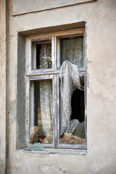 Ventana Rota Pared Vieja Casa Abandonada Una Ventana Rota Edificio — Foto de Stock