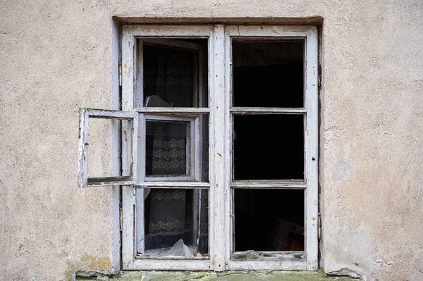 Ventana Rota Pared Vieja Casa Abandonada Una Ventana Rota Edificio — Foto de Stock