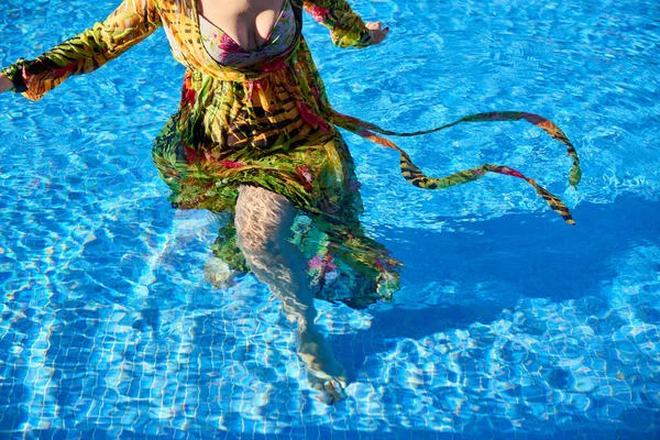 Μια Όμορφη Γυναίκα Φόρεμα Κολυμπάει Στην Πισίνα Γυναίκα Στην Πισίνα — Φωτογραφία Αρχείου