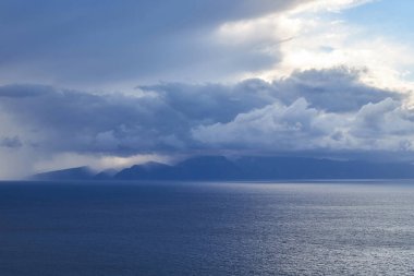 La Gomera adası Tenerife, İspanya 'da bulutların arkasında. La Gomera Adası' nın üzerinde dramatik bir gökyüzü.
