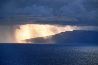La Gomera adası Tenerife, İspanya 'da bulutların arkasında. La Gomera Adası' nın üzerinde dramatik bir gökyüzü.