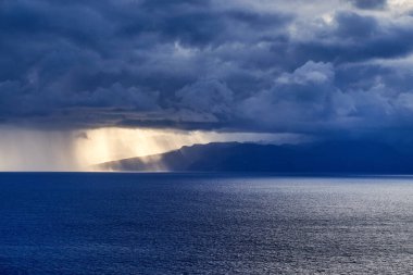 La Gomera adası Tenerife, İspanya 'da bulutların arkasında. La Gomera Adası' nın üzerinde dramatik bir gökyüzü.