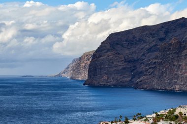los gigantes kayalıklarla görünümü. Tenerife, Kanarya Adaları, İspanya