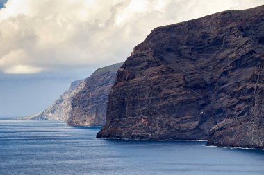 los gigantes kayalıklarla görünümü. Tenerife, Kanarya Adaları, İspanya