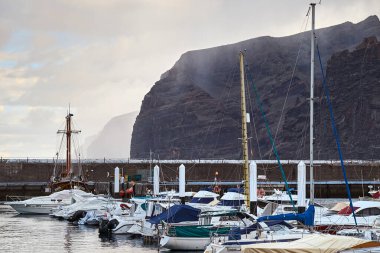Tenerife, Kanarya Adaları, Los Gigantes, İspanya 22 Kasım 2018. Los Gigantes yat limanı. Tenerife Kanarya Adaları. Los Gigantes yat limanında günbatımı..
