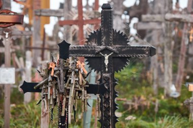 Haçlar Tepesi (Kryziu kalnas), Litvanya 'nın kuzeyinde ünlü bir hac mekanı.
