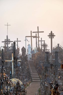 Haçlar Tepesi (Kryziu kalnas), Litvanya 'nın kuzeyinde ünlü bir hac mekanı..