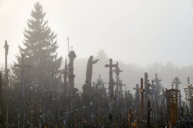 Haçlar Tepesi (Kryziu kalnas), Litvanya 'nın kuzeyinde ünlü bir hac mekanı..