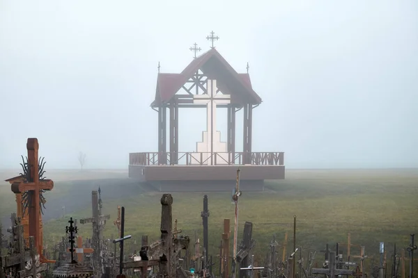 Haçlar Tepesi (Kryziu kalnas), Litvanya 'nın kuzeyinde ünlü bir hac mekanı..