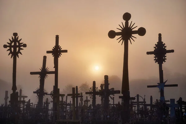 Haçlar Tepesi (Kryziu kalnas), Litvanya 'nın kuzeyinde ünlü bir hac mevkiidir.