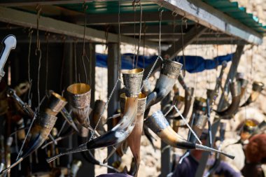 Gürcü hatıraları, boynuz - geleneksel bir Gürcü şarap içme gemisi. Gürcistan ulusal hatıraları.