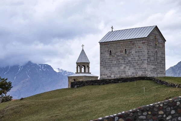 Piękne Widoki Dolinę Kazbegi Ioane Kościół Natlismcemeli Kaukaz Pasmo Górskie — Zdjęcie stockowe