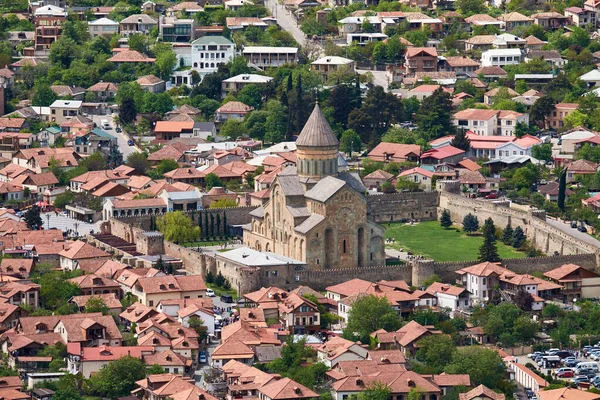 旧市街の眺めムツヘタとスヴェティツホヴェリ大聖堂ジョージアの旧市街はムツヘタ — ストック写真