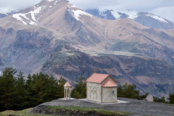 Gyönyörű Táj Kazbegi Völgy Kilátás Ioane Natlismcemeli Templom Kaukázus Hegység Stock Fotó
