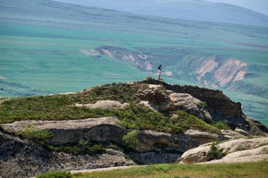 Georgiadaki antik Uplistsikhe mağara kasabasının manzarası. Uplistsikhe 'nin dağlık manzarası.