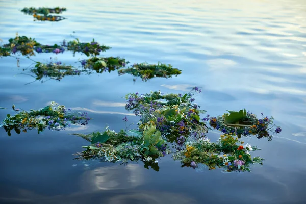 Uma Grinalda Flores Água Grinaldas João Lago Imagem De Stock