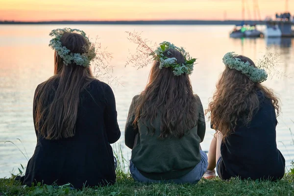 Três Raparigas Com Coroas Flores Silvestres Junto Lago Uma Noite Imagem De Stock