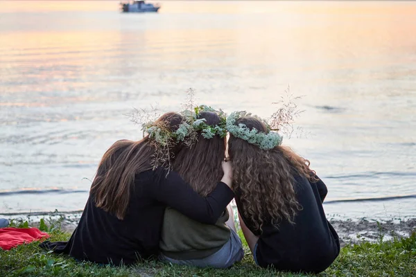 Três Raparigas Com Coroas Flores Silvestres Junto Lago Uma Noite Fotografia De Stock