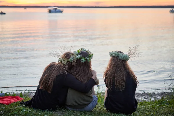Três Raparigas Com Coroas Flores Silvestres Junto Lago Uma Noite Imagens Royalty-Free