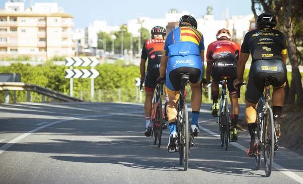 Murcia, España - 9 de octubre de 2019: Ciclistas profesionales que soportan un difícil ascenso a la montaña en su bicicleta fría. Ascenso de una montaña desafiante en el calor del sol de verano — Foto de Stock